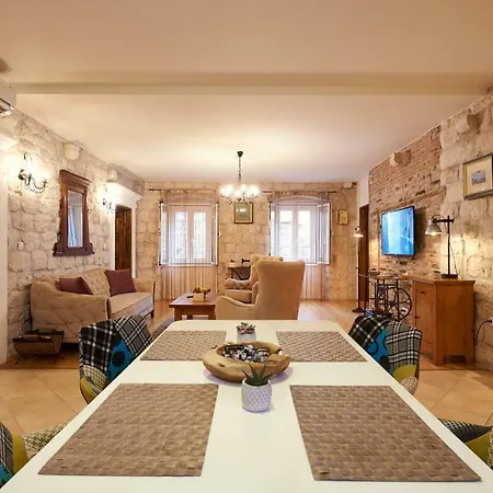 Apartment Capo - Old Town - Parking Trogir